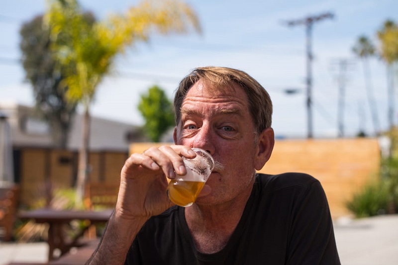 Лечение пивного алкоголизма: человек с пивом 